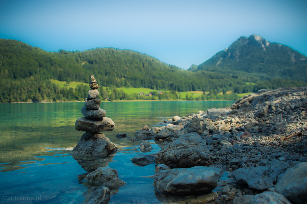 Trail marker – Rocks and water at Fuschlsee