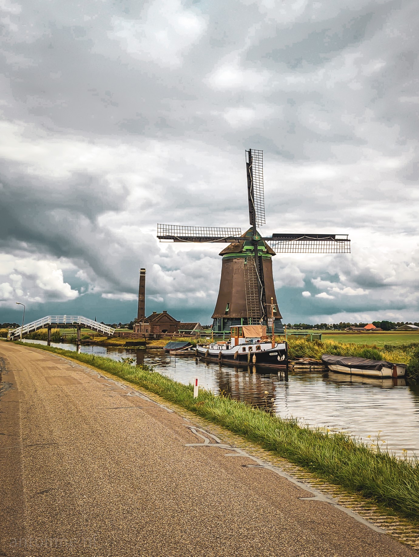The Kaagmolen is a polder mill built in 1654 for drainage of the Kaagpolder. De mill is located in the outskirts of Spanbroek. In 1879, a steam pumping station was placed next to the mill.